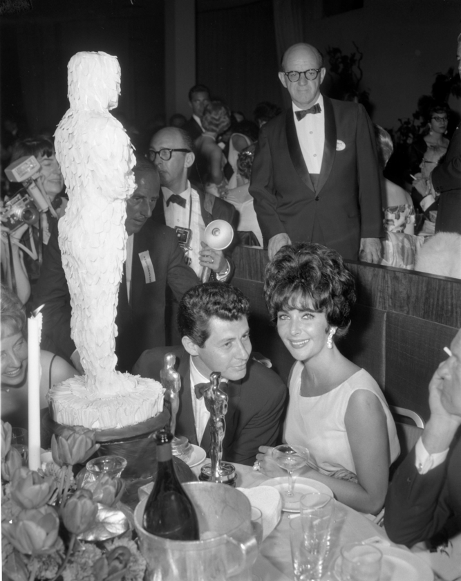 Elizabeth Taylor i Eddie Fisher 1961 rok. Elizabeth Taylor otrzymała nagrodę w kategorii najlepsza aktorka pierwszoplanowa za film „Butterfield 8”.
