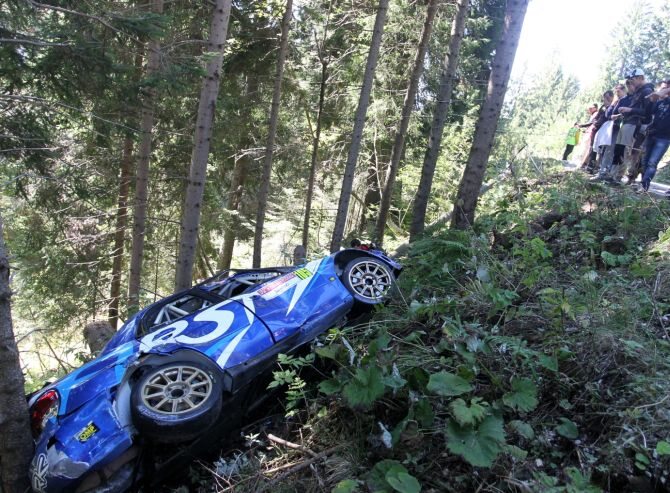 Subaru Impreza WRC polskiej załogi wypadło z zakrętu, zsunęło się ze skarpy i zatrzymało na drzewach (fot. PAP/Grzegorz Momot)