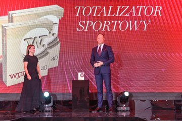 Olgierd Cieślik, prezes zarządu Totalizatora Sportowego oraz&nbsp;wręczająca nagrodę Agnieszka Jabłońska, wiceprezes zarządu PMPG