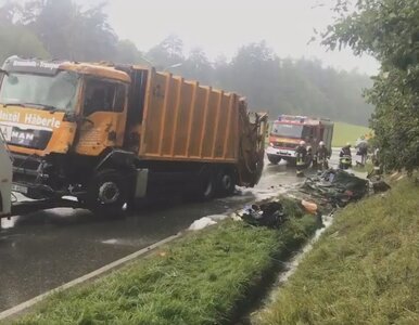 Miniatura: Śmieciarka przewróciła się na auto...