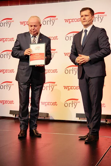 Orły Tygodnika „Wprost” 2016 na Pomorzu ENERGA S.A., Grupa Lotos S.A. oraz prezydent Gdyni Wojciech Szczurek zostali laureatami Orłów Tygodnika „Wprost” na Pomorzu. Nagrody wręczono w poniedziałek w sopockim Sheraton Hotel. Statuetkę w imieniu prezydenta Gdyni odebrała wiceprezydent Katarzyna Gruszecka-Spychała.