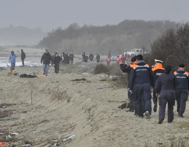 Miniatura: Na plaży znaleziono prawie 30 ciał....