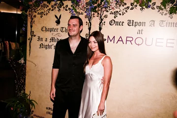 Cooper Hefner i Scarlett Byrne 