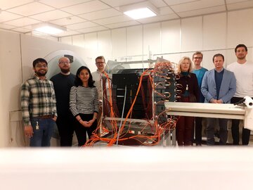 Od lewej: doktorant Deepak Kumar, dr Szymon Niedźwiecki, doktorantka Neha Chug, dr Jakub Baran, Prof. Ewa Stępień, doktorant Szymon Parzych, Prof. Paweł Moskal, dr Grzegorz Korcyl