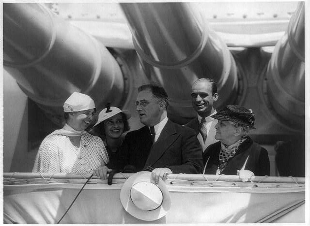 Eleanor Roosevelt,  James (Betsy Cushing) Roosevelt, Franklin D. Roosevelt, James Roosevelt, oraz matka Franklina Roosevelta, James (Sara) Roosevelta na pokładzie krążownika w 1934 roku 