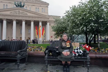 Weteranka II wojny światowej przed teatrem Bolszoj (fot. EPA/SERGEI ILNITSKY/PAP)