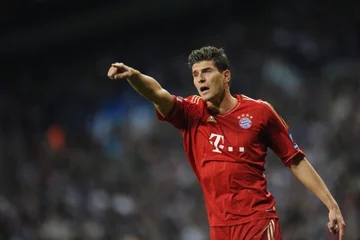 Mario Gomez dwoił się i troił (fot. EPA/ANDREAS GEBERT/PAP)