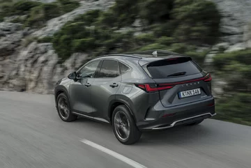 Nowy Lexus NX 450h+ 