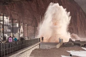 Wysokie fale w Sidmouth 