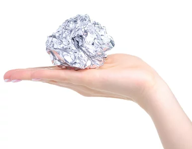 Miniatura: Robię małą kulkę z folii aluminiowej i...