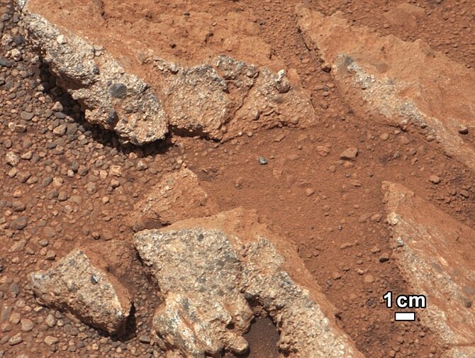 Zdjęcie dowodzi, że na Marsie istniała kiedyś woda w stanie ciekłym. Świadczy o tym erozja gleby (fot. NASA/JPL-Caltech/MSSS)