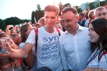 Prezydent Andrzej Duda podczas wydarzenia „Warszawiacy śpiewają (nie)ZAKAZANE PIOSENKI” 