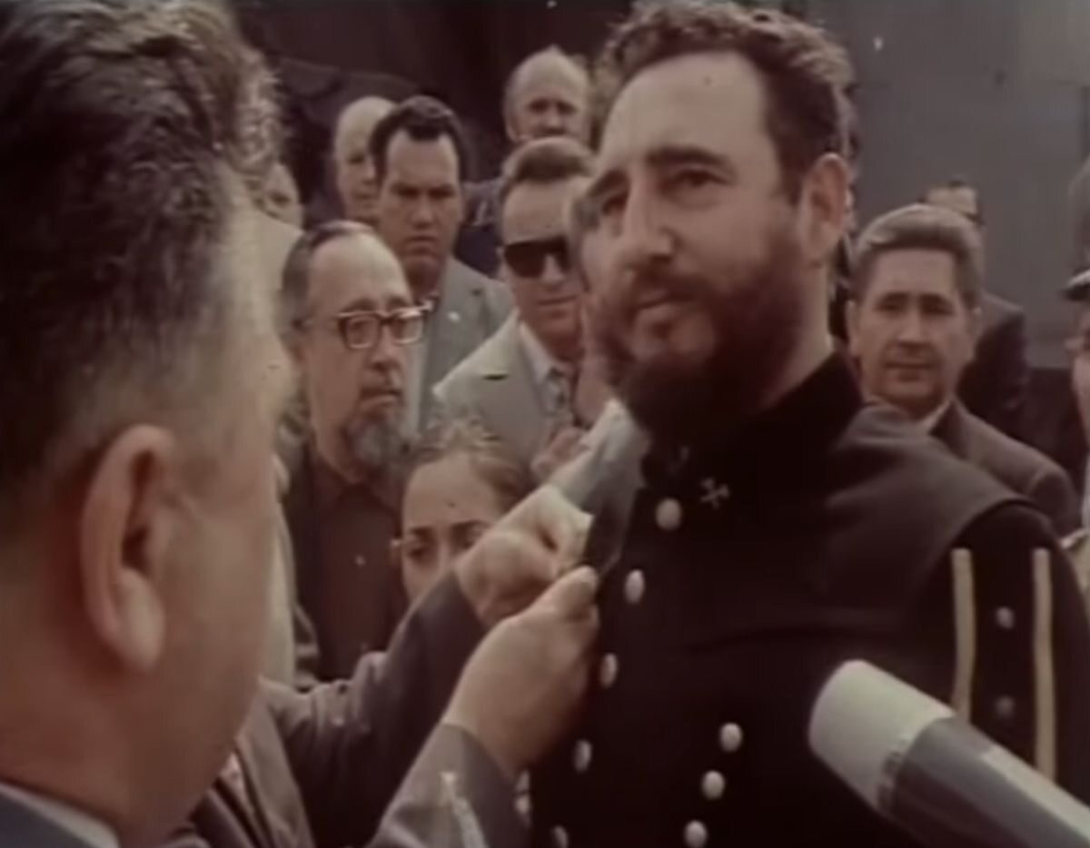 Fidel Castro w góniczym mundurze galowym odbiera medal 
