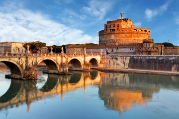 Zamek św. Anioła (wł. Castel Sant&#8217;Angelo) &#8211; grobowiec przeznaczony dla cesarza Hadriana, jego rodziny oraz następców. Wzniesiono go pod koniec życia cesarza (budowa została rozpoczęta ok. 135 r., zakończona w 139 r.), na prawym brzegu Tybru, w