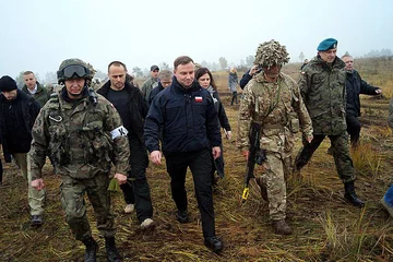 Prezydent na poligonie (fotPrezydent wśród żołnierzy (fot. por. Błażej Łukaszewski/12SDZ)