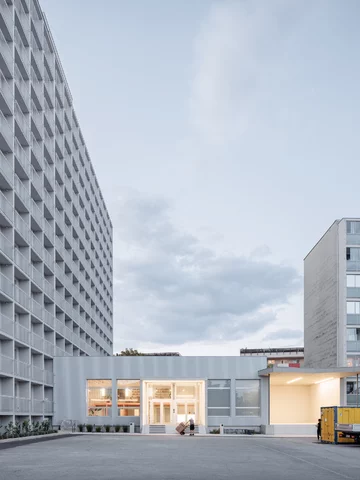 Dawny hotel robotniczy w Koszycach odzyskał modernistyczną godność, projekt  Atrium Architekti 