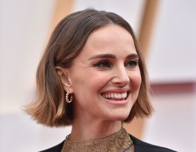 Miniatura: Natalie Portman w pelerynie na Oscarach....