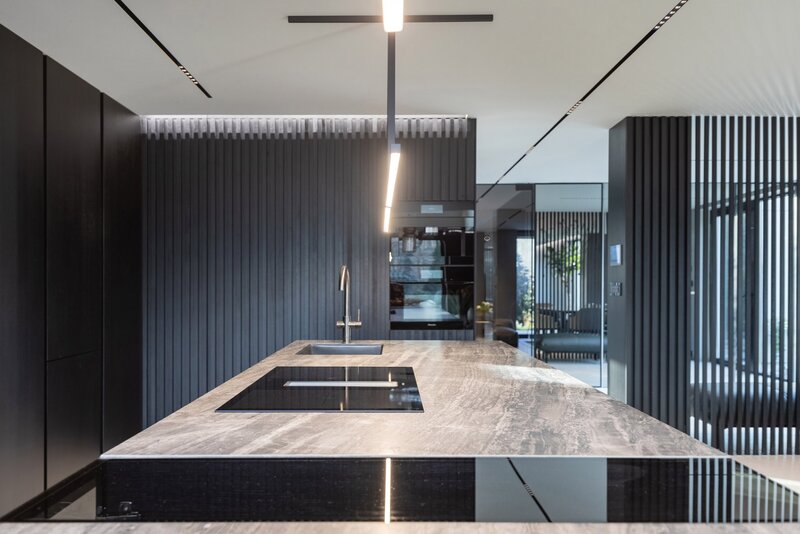 Vibe House w&nbsp;Krakowie &ndash; reinterpretacja strefy dziennej z&nbsp;basenem sąsiadującym z&nbsp;salonem i&nbsp;kuchnią