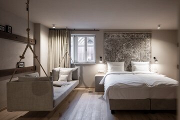 Hotel Golden Rose, projekt noa*. Mimo że&nbsp;to&nbsp;hotel, to&nbsp;podobne zabiegi aranżacyjne możemy r&oacute;wnież zastosować we&nbsp;wnętrzach dom&oacute;w i&nbsp;poddaszy w&nbsp;kamienicach. Mowa tu przede wszystkim o&nbsp;wyeksponowaniu belek konstrukcyjnych i&nbsp;więźby dachowej.