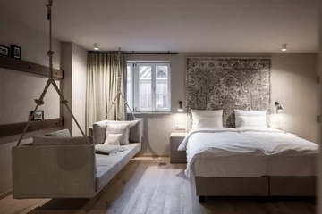Hotel Golden Rose, projekt noa*. Mimo że to hotel, to podobne zabiegi aranżacyjne możemy również zastosować we wnętrzach domów i poddaszy w kamienicach. Mowa tu przede wszystkim o wyeksponowaniu belek konstrukcyjnych i więźby dachowej. 