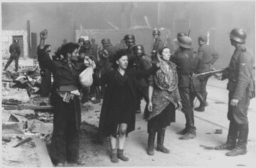 Powstanie w&nbsp;getcie warszawskim -&nbsp;fotografia z&nbsp;niemieckiego raportu. Oryginalny podpis w&nbsp;raporcie: &bdquo;Ci bandyci stawiali zbrojny op&oacute;r&rdquo;