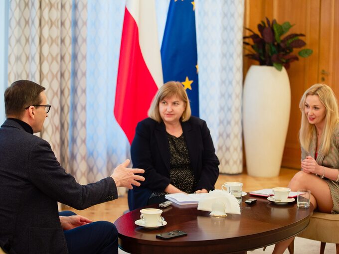 Premier Mateusz Morawiecki,  dziennikarki "Wprost" Eliza Olczyk i Joanna Miziołek