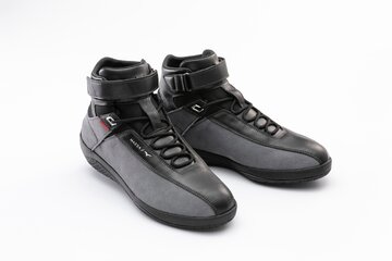 Buty do&nbsp;jazdy wyścigowej Mazdy i&nbsp;Mizuno