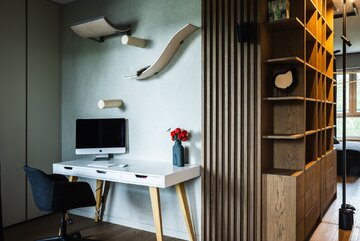 Projekt pracowni masz.design pokazuje, że ciemna kolorystyka, naturalne drewno i światło mogą stworzyć wnętrze pełne spokoju, elegancji i ponadczasowego charakteru 