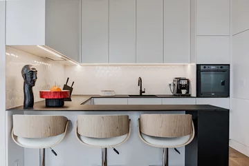 Białe wnętrza z drewnem, proj. Pracownia Architektury Wnętrz Deer Design 