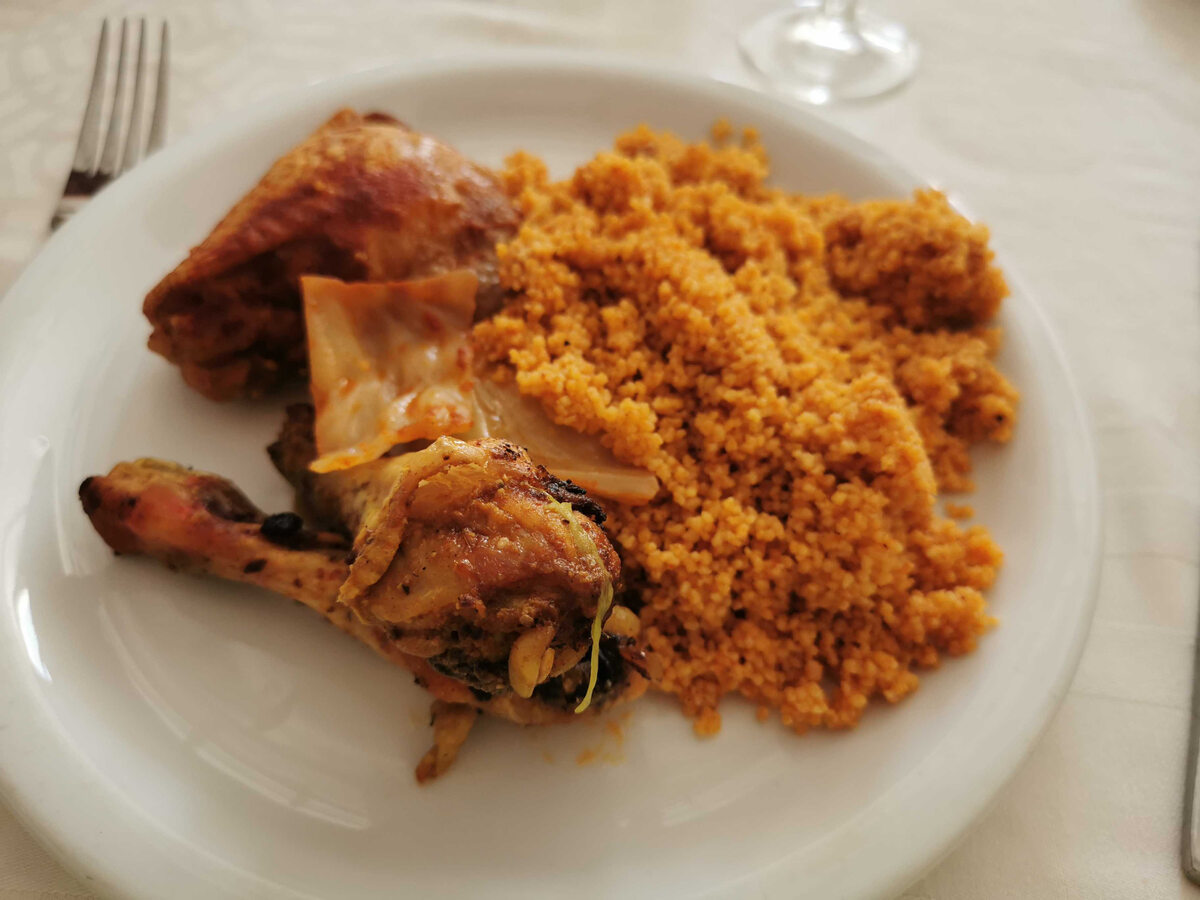 Posiłki serwowane w ramach all inclusive w Tunezji Kurczak i najlepszy kuskus, jaki jadłam w życiu.