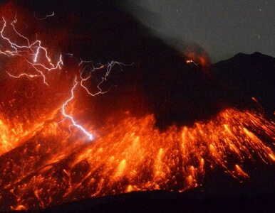 Miniatura: Japonia. Erupcja wulkanu sąsiadującego z...