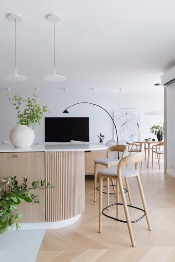 Projekt MIKOŁAJSKAstudio pokazuje, że styl japandi to nie tylko estetyka, ale przede wszystkim świadomie zaprojektowana przestrzeń sprzyjająca codziennemu komfortowi i wyciszeniu 