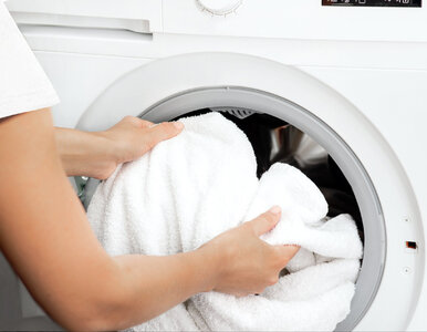 Miniatura: Wlej tylko trzy łyżki i włącz pralkę –...