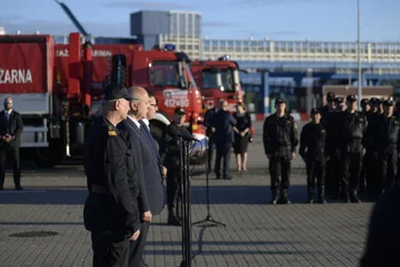 Minister Brudziński i premier Morawiecki witają wracających ze Szwecji strażaków 