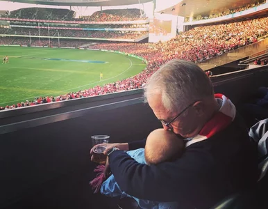 Miniatura: Premier wstawił zdjęcie, na którym trzyma...