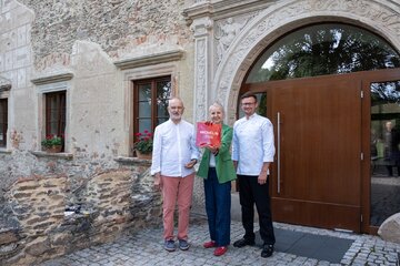 Anna i&nbsp;Marek Gendaj  z&nbsp;szefem kuchni Damianem Chajęckim przed wejściem do&nbsp;Uroczyska Siedmiu Staw&oacute;w. Restauracja, kt&oacute;rej autorską kuchnię tworzy, otrzymała rekomendację przewodnika MICHELIN Guide 2026