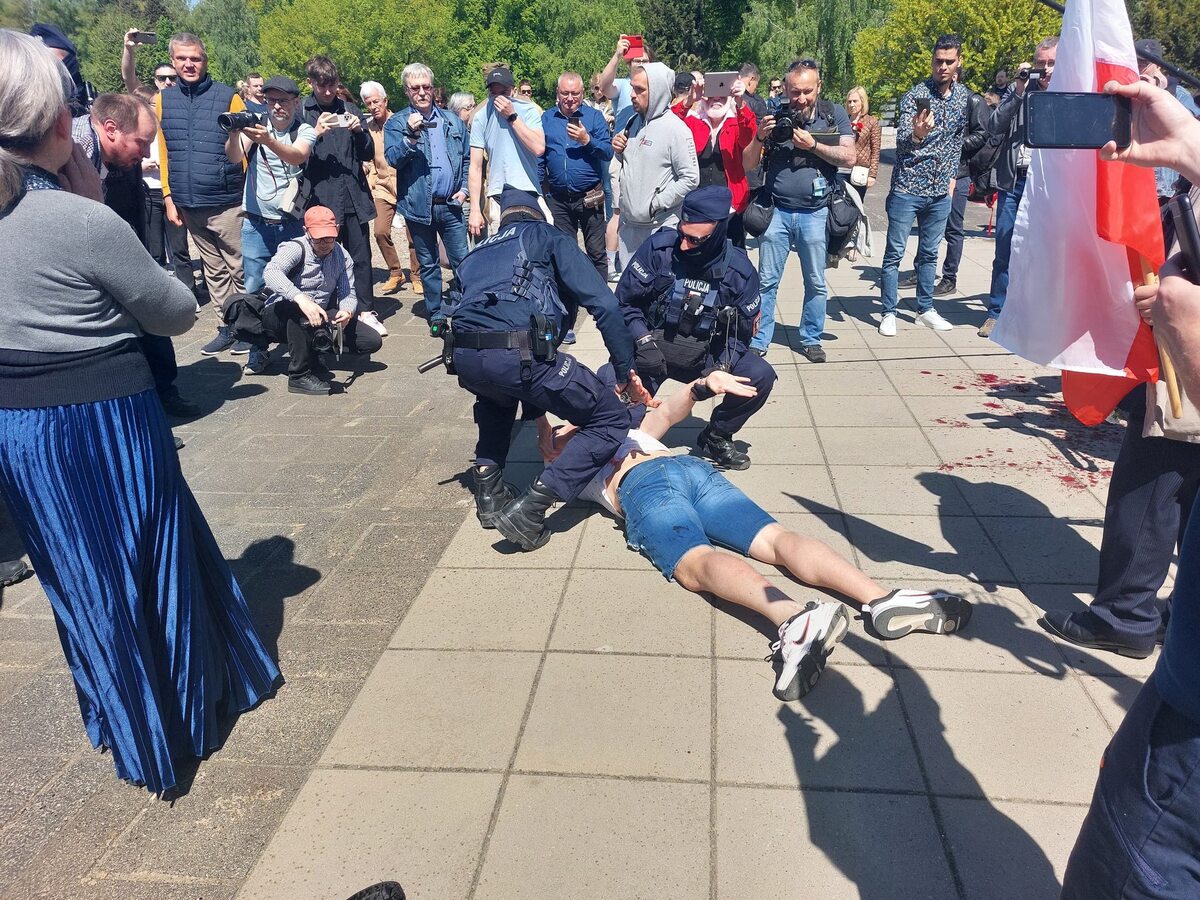 Protest przed Cmentarzem Żołnierzy Radzieckich w Warszawie 