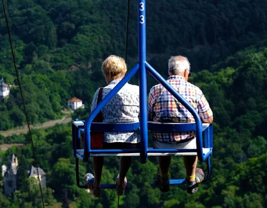 Miniatura: Bogaci żyją dłużej? Badanie wskazuje, że...