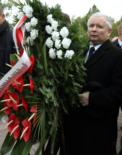Prezes Kaczyński złożył wieniec pod Pałacem Prezydenckim (fot. PAP/Radek Pietruszka)