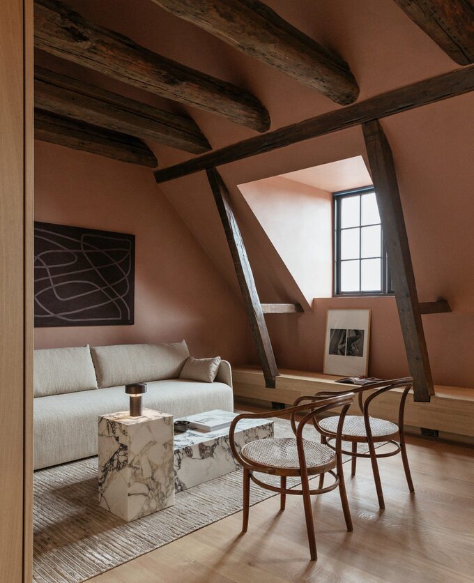 Stare belki stropowe i elementy konstrukcji warto wyeksponować – podkreślają charakter wnętrza