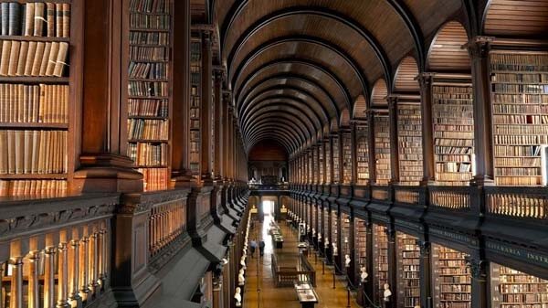 Biblioteka Trinity College w Dublinie (fot. epicdash.com)