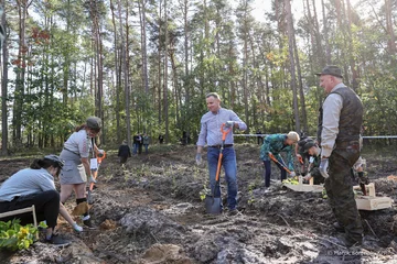 Andrzej Duda podczas akcji „sadziMY” 