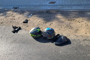 Wypadek motocyklist&oacute;w z autem osobowym