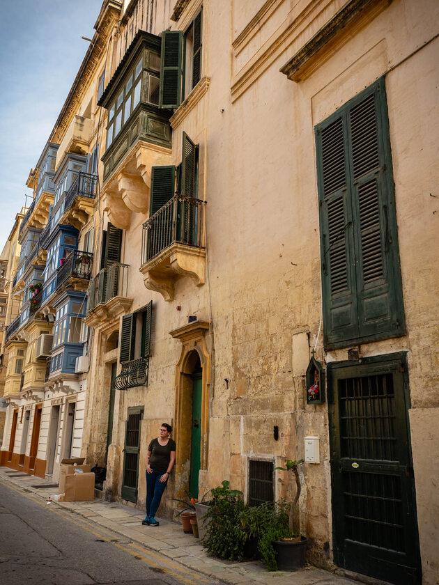 Ozdobne balkony w Valletcie Ozdobne balkony są symbolem Malty. Niegdyś malowano je przeważnie na czerwono, niebiesko, granatowo lub fioletowo. Dziś popularny jest błękit i zieleń, ale tak naprawdę bez trudu znajdziemy tam wszystkie odcienie tęczy.