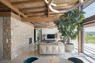 Drewniana pergola, trawertyn i&nbsp;gliniane tynki tworzą architekturę podporządkowaną światłu, widokom i&nbsp;codziennemu życiu, projekt 	Sebastian Nagy