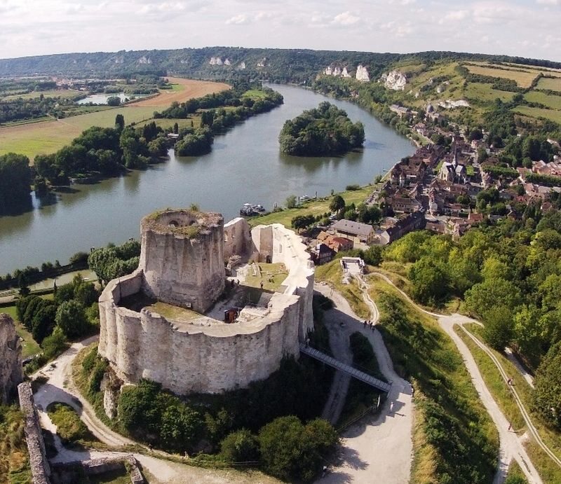 Chateau Gaillard, Francja Położony nad Sekwaną XII-wieczny zamek Chateau Gaillard wybudowany został w ciągu zaledwie jednego roku na rozkaz Ryszarda Lwie Serce. Stosunkowo krótko uważano go za niemożliwy do zdobycia, bowiem już w 1204 zajęły go wojska francuskie. Twierdza popadła w ruinę około XVI wieku i w takim stanie utrzymywana jest do dziś.