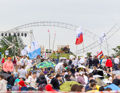 Miniatura: Modlili się, niebo nagle ściemniało....