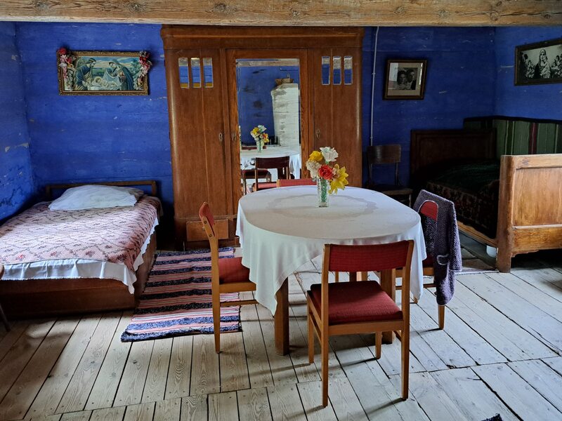 Wiejska izba z wyposażeniem z połowy XX wieku. Nad łóżkiem – obowiązkowy obraz o tematyce sakralnej