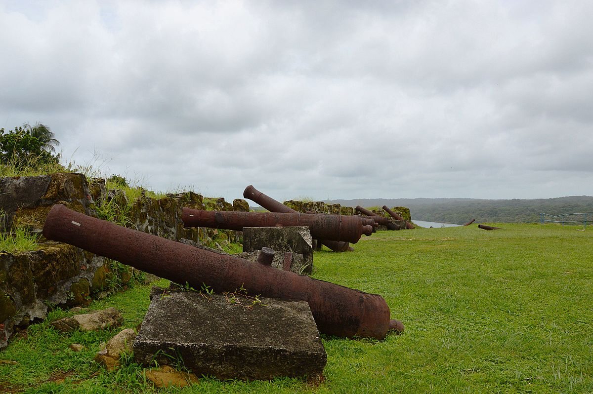 Fort San Lorenzo, Panama Wzniesiony przez hiszpańskich konkwistadorów fort służył jako miejsce ładowania skrzyń ze złotem na statki płynące do Europy. Miał odstraszać piratów, ale w XVIII wieku ze względu na zmianę szlaków handlowych popadł w zapomnienie.