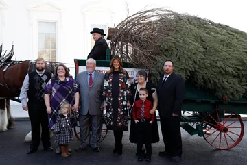 Świąteczna choinka dotarła do Białego Domu. Odebrała ją Melania Trump 